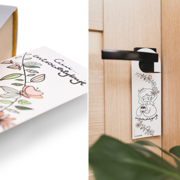Zestaw domowy w skład wchodzi kalendarz zawieszka na drzwi zakładka do książki wszystkie produkty zawierają kwiatową grafikę z napisem ciiii introwertkuję